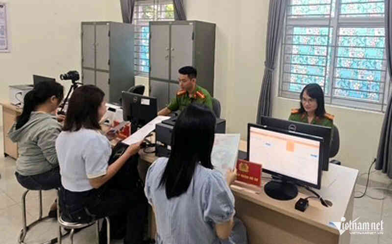 Người dân làm thủ tục tại công an xã, phường mới ở Hà Nội: Hoàn tất sau 15 phút