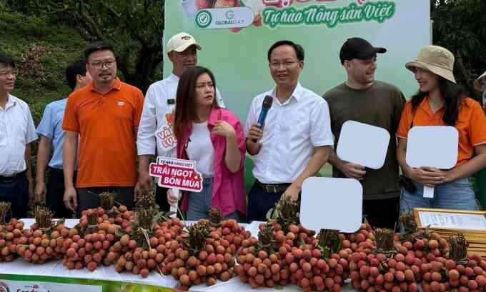 Phó chủ tịch Bắc Ninh livestream bán 54 tấn vải trong 6 giờ