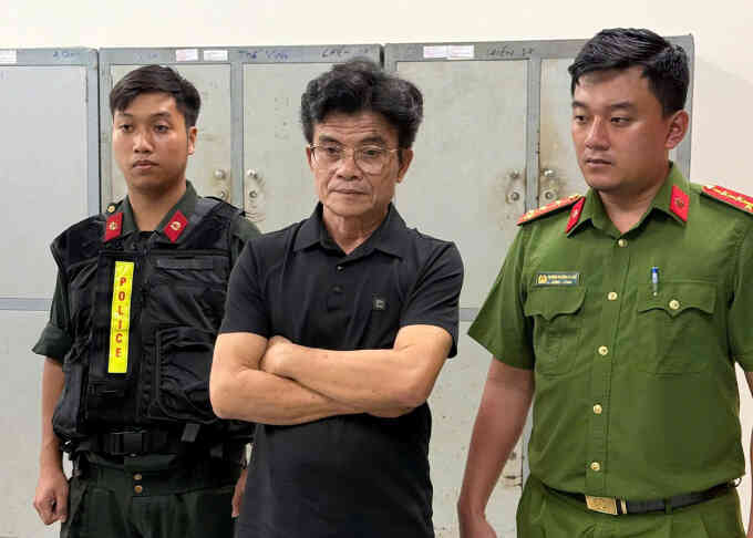 Vợ chồng giám đốc bị bắt vì làm 70.000 chai dầu gió giả của Singapore