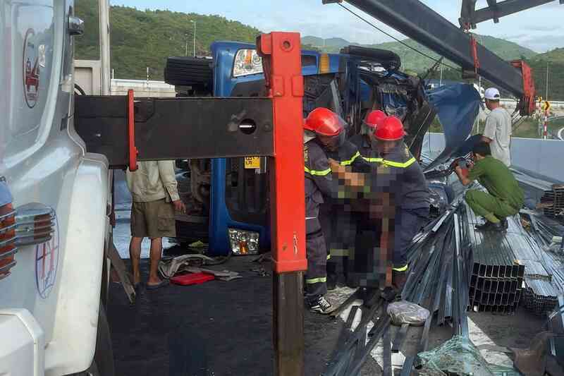 Xe tải lật trên đường dẫn cao tốc, 2 người tử vong