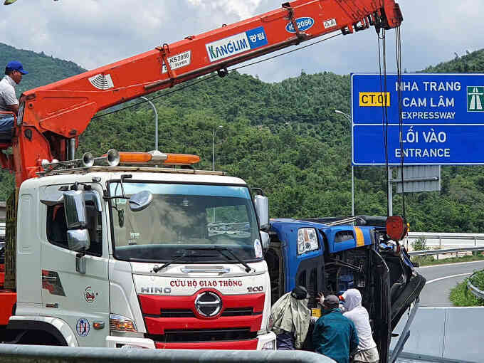 Xe tải lật trên đường dẫn cao tốc, hai người tử vong