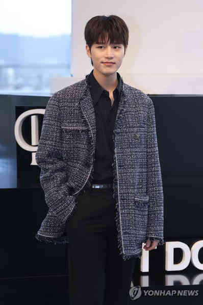 Ca sĩ thần tượng NCT bị phạt tù về tội hiếp dâm