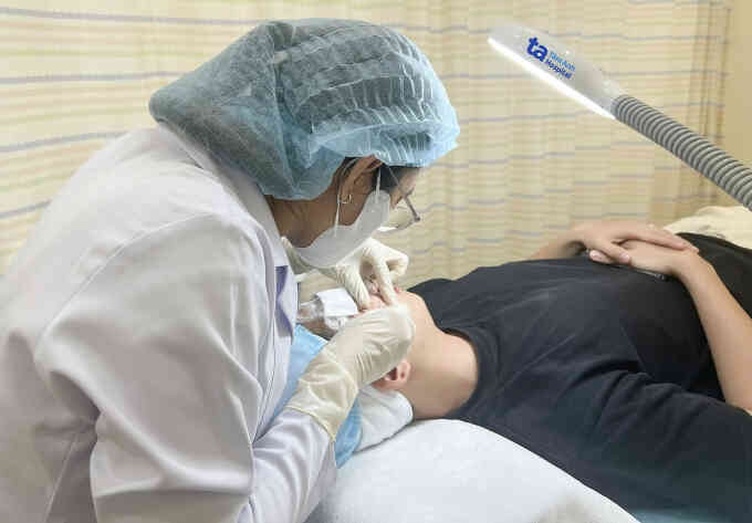 Chiến thuật điều trị ba giai đoạn giúp chàng trai giảm sẹo rỗ