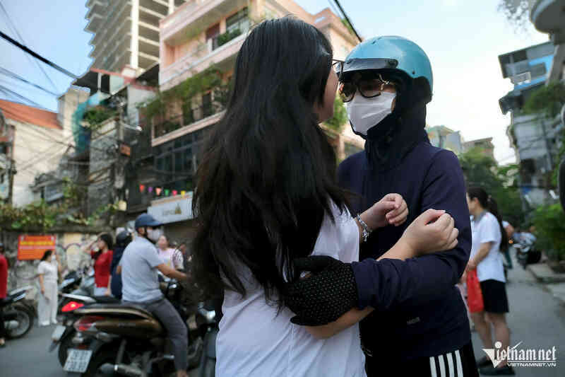 ‘Con thi trượt rồi’, cha mẹ làm gì để con không `gục ngã`?