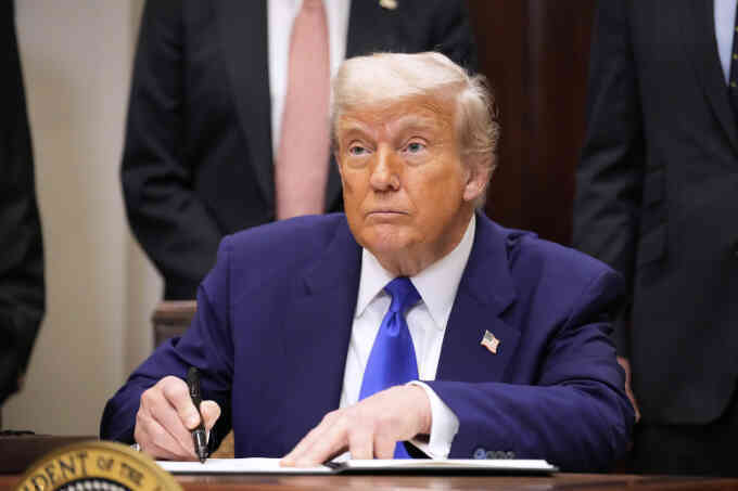 Đằng sau quyết định gửi thư báo thuế của ông Trump