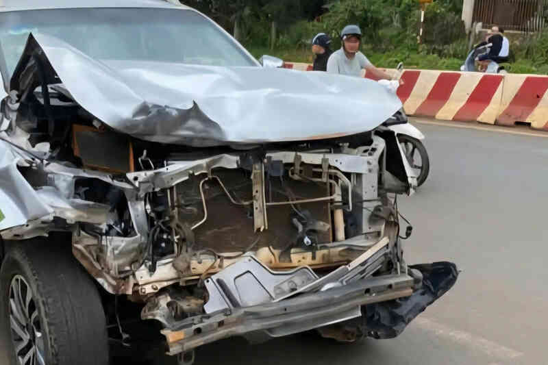 Hàng chục người truy đuổi tài xế ô tô bán tải gây tai nạn liên hoàn