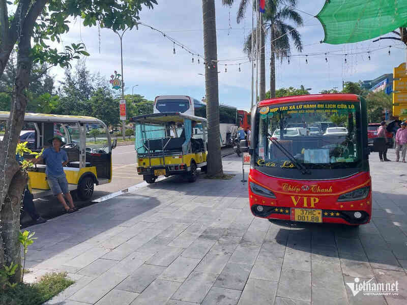 Hàng trăm chủ xe điện ở Cửa Lò hoang mang trước nguy cơ phải dừng hoạt động