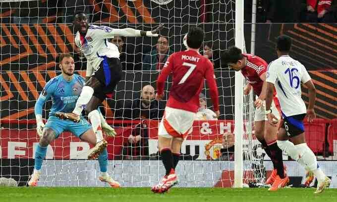 Lyon trở lại Ligue 1 sau hai tuần bị đánh tụt hạng