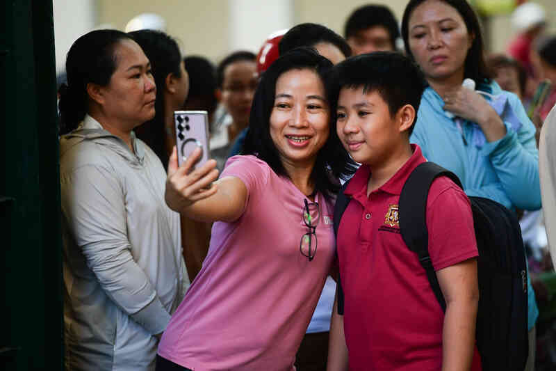 TPHCM dự kiến cấm học sinh dùng điện thoại trong trường học