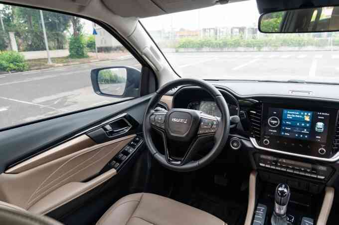 Isuzu mu-X 2025 - SUV không chạy theo trào lưu