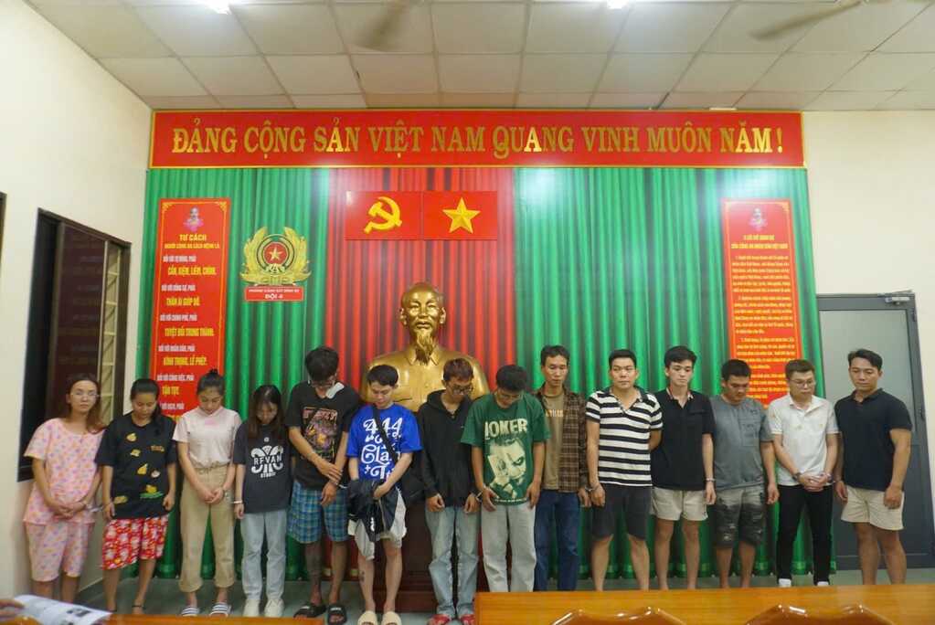 Bắt khẩn cấp 31 người cung cấp khí cười ở TPHCM
