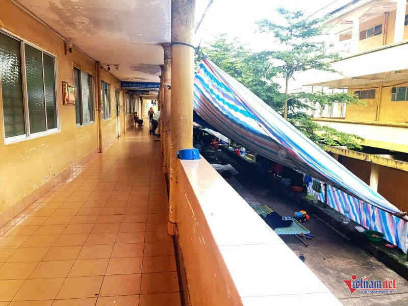 Bệnh viện lên tiếng trước cảnh người nhà bệnh nhân căng bạt, ở vạ vật tại viện