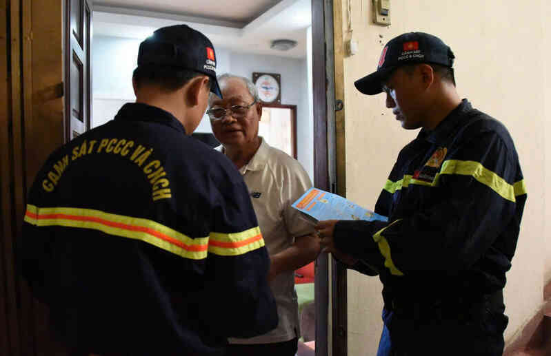 Dân chung cư đồng loạt dỡ, mở cửa ‘chuồng cọp’
