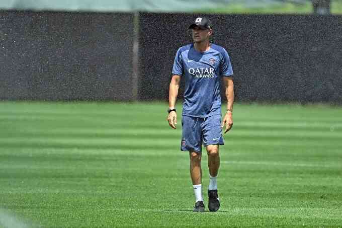Enrique: `Tôi không muốn PSG chết vì mưa lời khen`