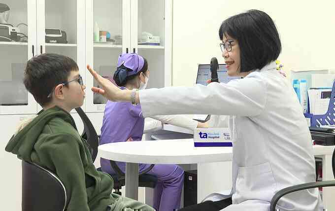 Phẫu thuật cho bé trai bị lác mắt