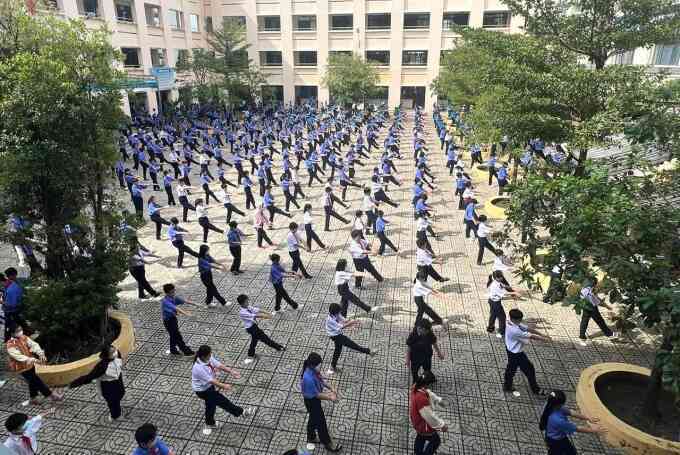 Phụ huynh, giáo viên mong cấm điện thoại trong trường