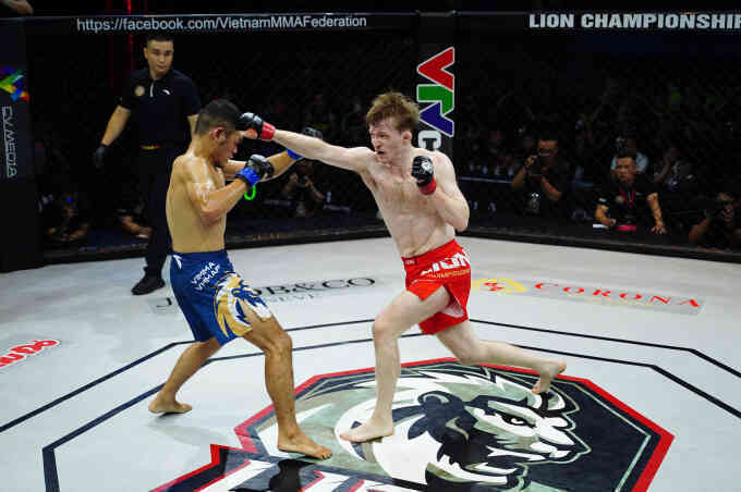 Thầy giáo dạy tiếng Anh lần đầu thắng knock-out ở giải MMA Việt Nam