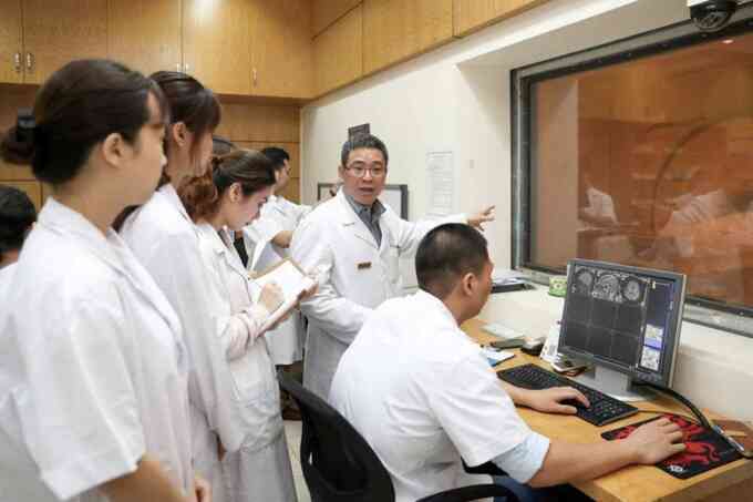 Việt Nam lần đầu đào tạo thạc sĩ y khoa cho sinh viên nước ngoài