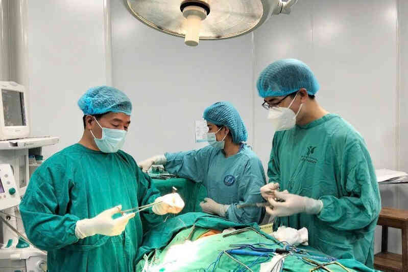 Bật báo động đỏ mổ cấp cứu người đàn ông bị xiên vịt nướng cắm xuyên cổ