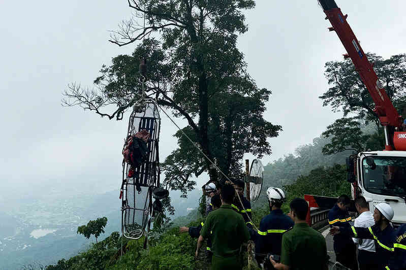 Hà Nội: Huy động xe cẩu giải cứu du khách lao xe máy xuống vực ở Ba Vì