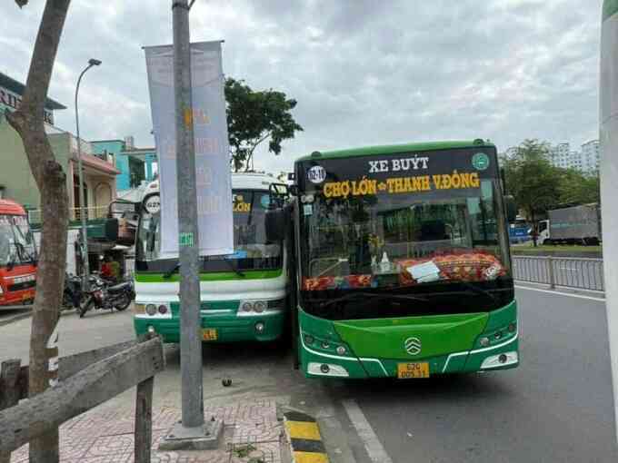 Hai xe buýt ép nhau gây tai nạn ở TP HCM