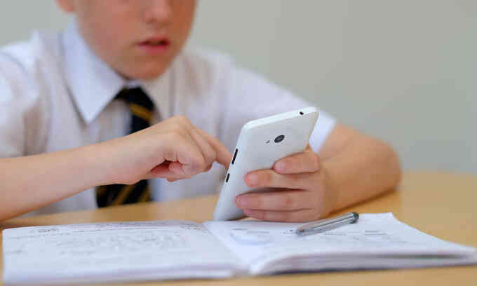 Lo sức khỏe tinh thần học sinh suy giảm, nhiều nước `cấm cửa` smartphone