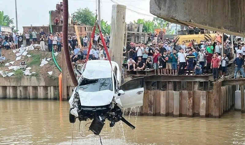 Ô tô rơi xuống sông sau khi tông 2 xe máy, đang tìm người mất tích