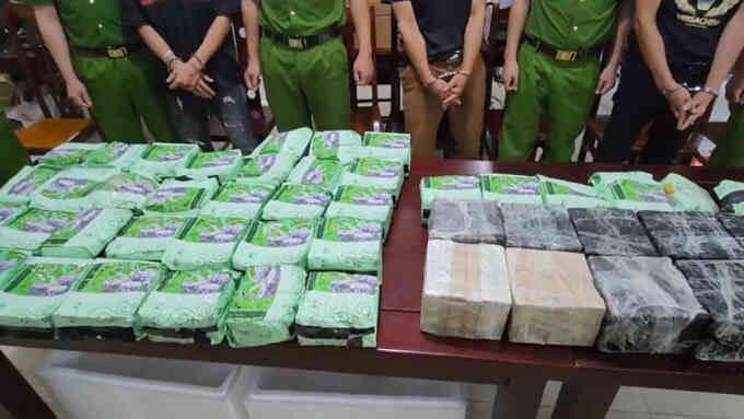 60 bánh heroin, 37 kg ma túy đá chất trong ôtô