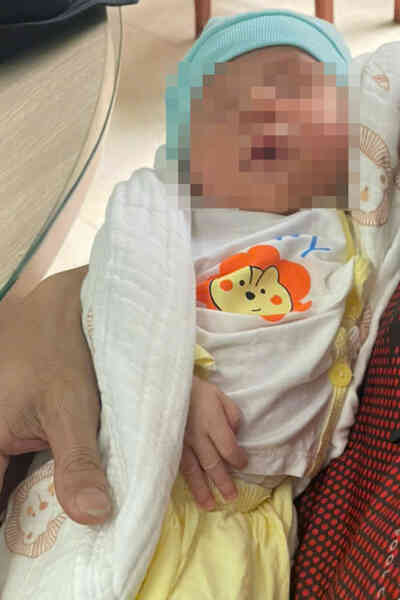 Bé 6 ngày tuổi bị bỏ rơi ở lô cao su, bên cạnh là thư mẹ viết nghẹn lòng