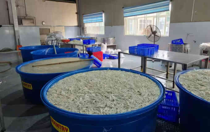Hơn 13 tấn chân gà ngâm chất tẩy trắng bị phát hiện