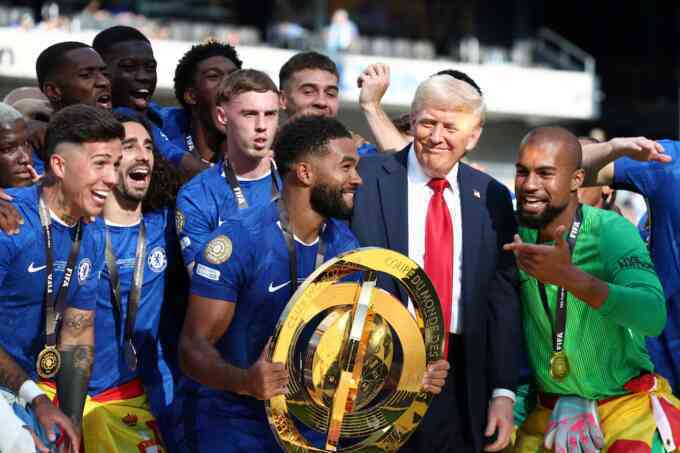 Ông Trump chiếm sân khấu trong lễ trao Cup của Chelsea