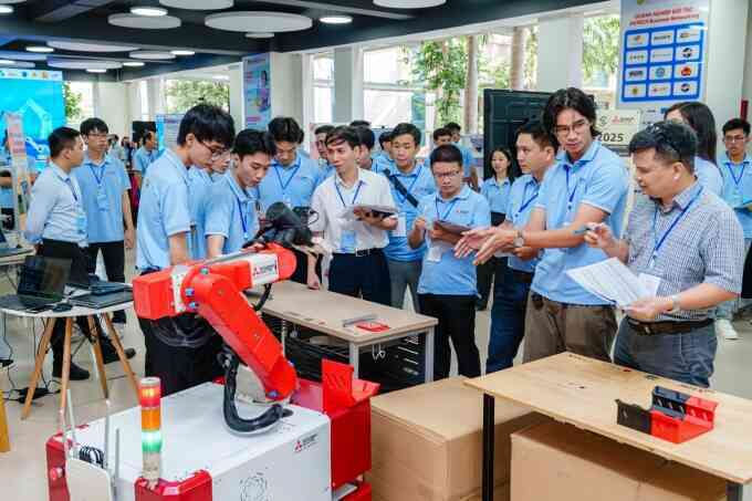 Sinh viên trường IUH thắng giải thiết kế máy tự động hóa Mitsubishi Electric