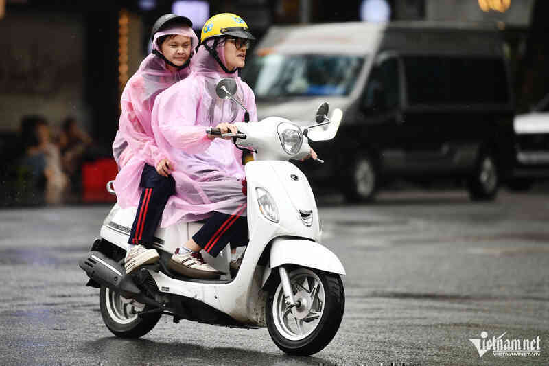 Thời tiết Hà Nội 3 ngày tới: Nắng nóng `tăng tốc`, mưa giông xuất hiện bất ngờ