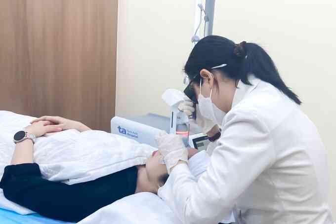 Xóa xăm `chân mày tài lộc` bằng laser