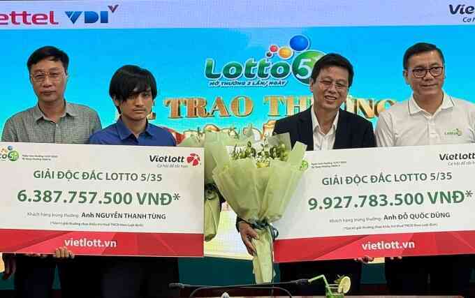 Hai khách hàng không đeo mặt nạ nhận giải Vietlott hơn chục tỷ đồng