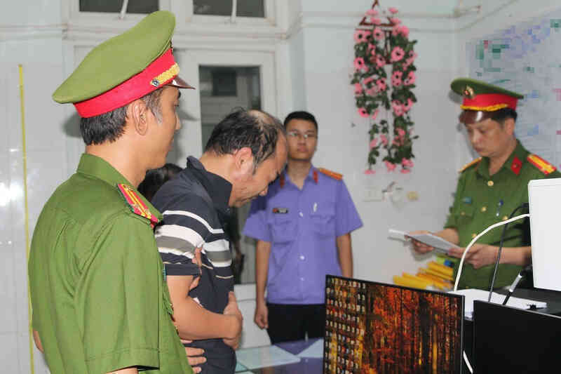 Tạm giữ tài xế ô tô tông 2 xe máy rồi lao xuống sông ở Nghệ An