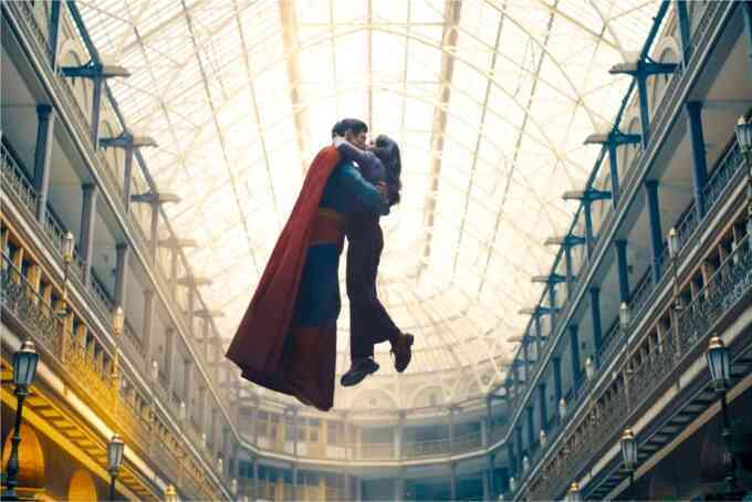 Ấn Độ cắt cảnh hôn 33 giây trong `Superman`