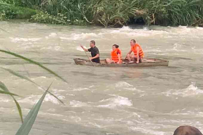 Ba người mắc kẹt trên ốc đảo giữa sông Đồng Nai