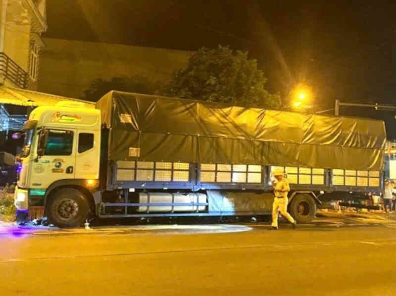 Đi khám bệnh trở về, cháu bé 5 tuổi bị cuốn vào gầm xe tải tử vong tại chỗ