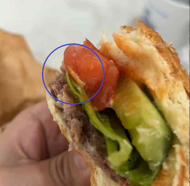 Dòi lúc nhúc trong bánh hamburger ăn dở, thực khách phát hoảng