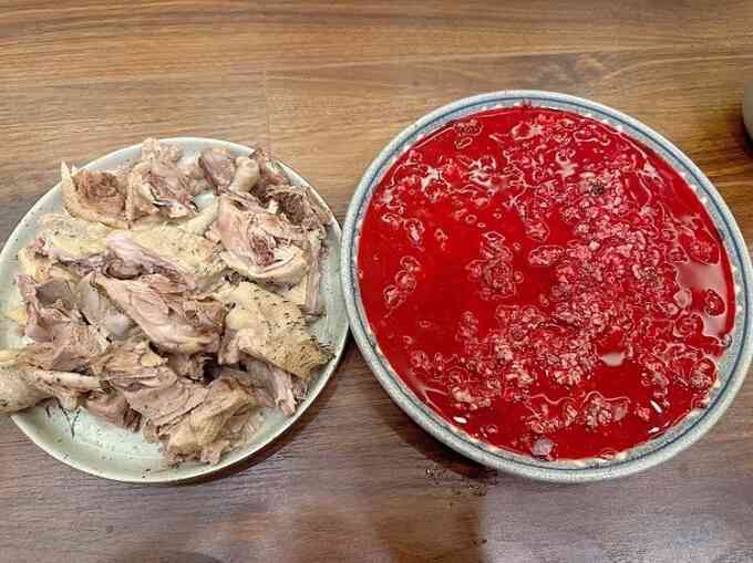 Hai người tử vong sau khi ăn tiết canh lợn