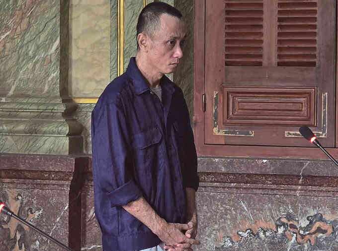 Tông ôtô vào hàng xóm vì không được đi nhờ đường nội bộ