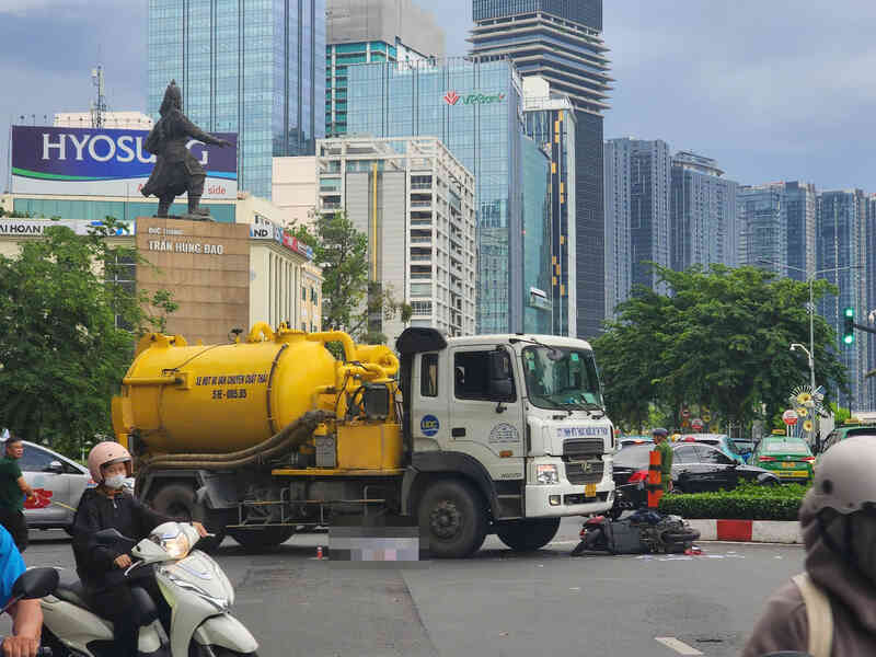Xe bồn cán chết người phụ nữ ở vòng xoay Công trường Mê Linh