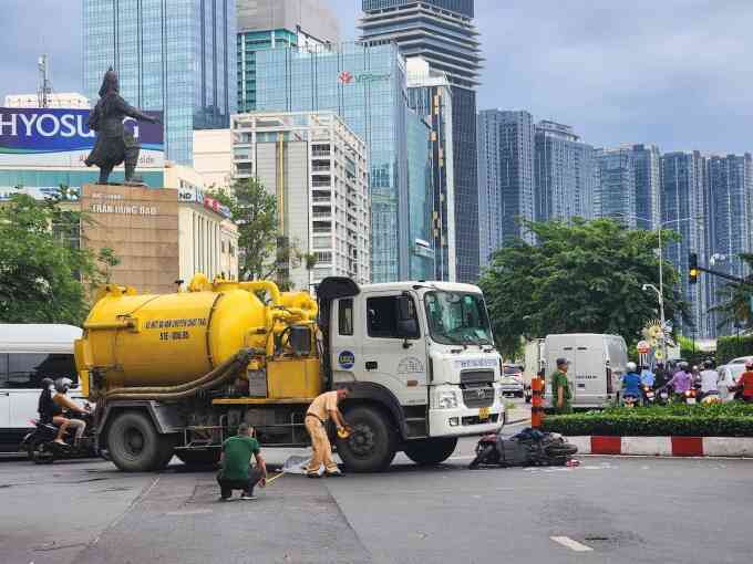Xe bồn tông chết người ở vòng xoay công trường Mê Linh