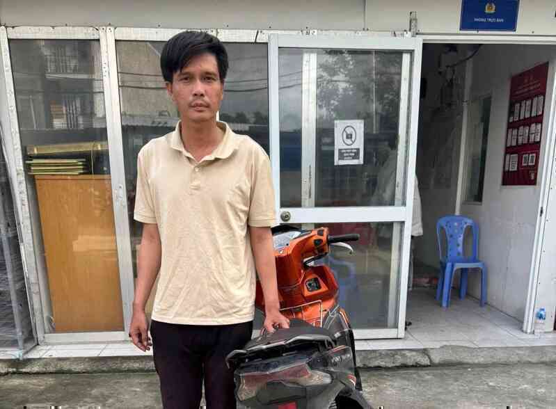 Bắt khẩn cấp người đàn ông giật tiền của bé gái bán mắm ở TPHCM