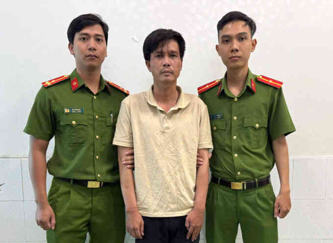 Giả khách mua hàng, cướp tiền của bé gái
