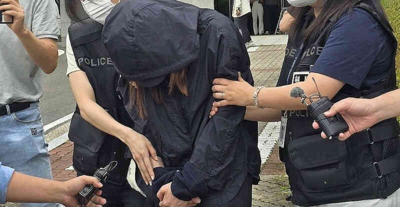 Giáo viên và phụ huynh bị bắt vì đột nhập trường học trộm đề thi