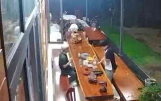 Hai đường đạn từ xa bắn chết người đang ở nhà