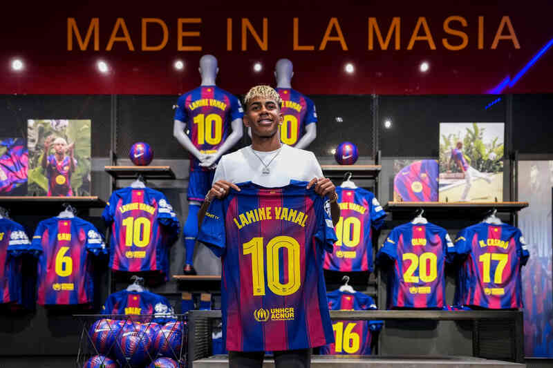 Lamine Yamal ra mắt áo số 10 ở Barca: Theo bước `siêu nhân` Messi