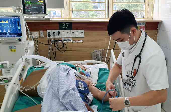 Nọc độc rắn khiến người đàn ông ngưng tim, tổn thương não